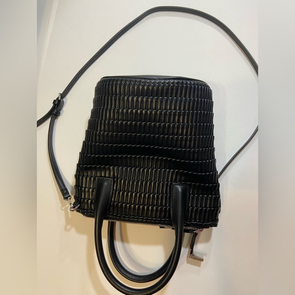 Calvin Klein Modern Essentials Organizational Bucket
High quality vegan leather. - Picture 2 of 10